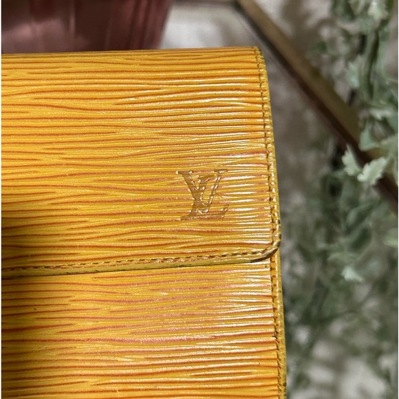LOUIS VUITTON YELLOW EPI PORTE FEUILLE SARAH LONG WALLET NO BOX - Picture 16 of 17